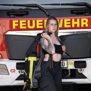 LenyaBoo beim Akt-Shooting „Feuerwehr“