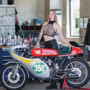 LenyaBoo im Dessous-Shooting „Rennmotorrad“