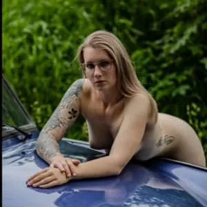LenyaBoo beim Akt-Shooting „Trabi“