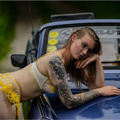 LenyaBoo im Dessous-Shooting „Trabi“