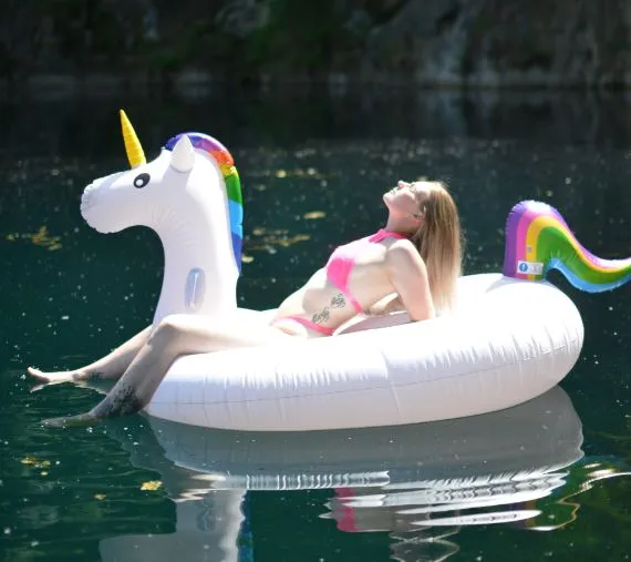 LenyaBoo im Dessous-Shooting „Einhorn“