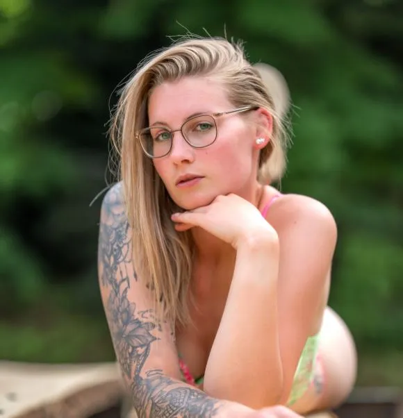 LenyaBoo im Dessous-Shooting „Ich & mein Holz“