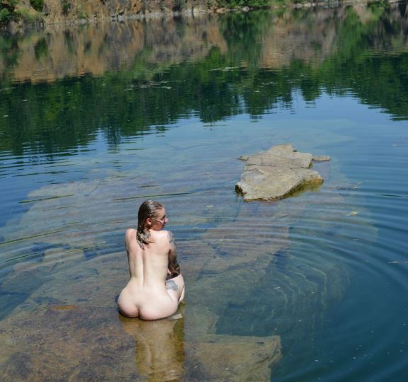 Vorschaubild zum Shooting „Nackt am See“ von LenyaBoo