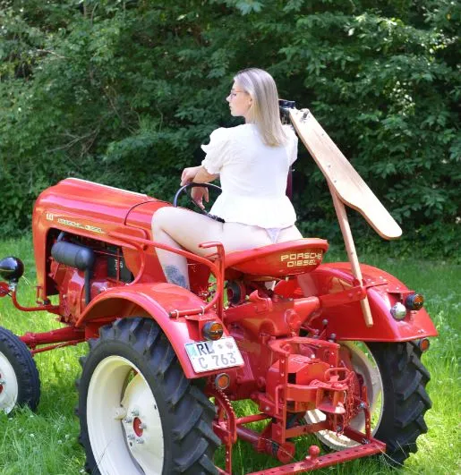 LenyaBoo im Dessous-Shooting „Old-Traktor 1“